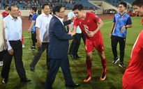 Thủ tướng xuống sân chúc mừng chiến thắng 'nghẹt thở' của đội tuyển Việt Nam