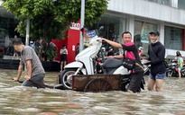 Hà Nội ngập nửa ngày không rút, người dân 'bơi' trong biển nước