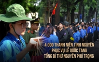 Thanh niên tình nguyện sẵn sàng quạt tay hàng giờ liền để làm mát cho người dân chờ viếng Tổng Bí thư