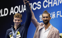 Kình ngư người Pháp phá kỷ lục Olympic ngay trước mắt Michael Phelps