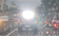 Bức xúc xe ô tô chiếu đèn sáng vào mắt người đi đường ở TP.HCM