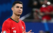 Khoảnh khắc lạ của Ronaldo: Bồ Đào Nha thua trận, nhưng nước mắt chẳng còn rơi