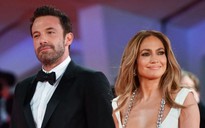 Ben Affleck hoãn đệ đơn ly hôn để giữ thể diện cho Jennifer Lopez?