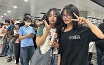 Không biết mệt khi xếp hàng chờ trải nghiệm metro đầu năm mới