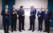 Giáo sư Klaus Schwab nhận bằng tiến sĩ danh dự của Đại học Quốc gia Hà Nội