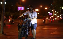 Xe hết xăng giữa đường, người trẻ dùng ngay cách này để giải nguy?