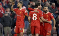 Liverpool trình diễn sức mạnh hủy diệt, Arsenal 'mướt mồ hôi' mới thắng sau tấm thẻ đỏ