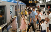 Chuyện lần đầu tiên xuất hiện: Người dân ‘ùn ùn’ lên metro vào trung tâm TP.HCM đón giao thừa