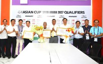 Chủ tịch VFF trao kỷ niệm chương cho cá nhân có nhiều đóng góp quý báu