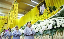 Người dân, phật tử TP.HCM viếng trưởng lão hòa thượng Thích Trí Tịnh ở chùa Vĩnh Nghiêm