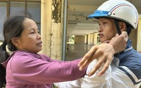 Hành trình 13 năm bên người con viết chữ bằng chân