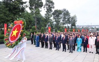Đoàn đại biểu dự Đại hội Đảng bộ TP.HCM dâng hương tưởng nhớ anh hùng liệt sĩ