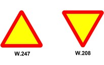 Phân biệt biển báo tam giác viền đỏ, nền vàng quay ngược chiều nhau thế nào?