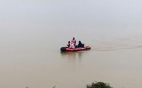 Một người cha ôm 2 con nhỏ nhảy cầu Bến Thủy