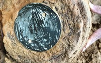 Bờ sông Ngàn Sâu sạt lở lộ quả bom gần 2 tạ