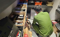 Khám xét nhà Ngân 98, thu giữ 80 sổ đỏ, hơn 8.000 USD