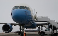 Máy bay chở Bộ trưởng Quốc phòng Mỹ hạ cánh khẩn vì nứt kính chắn gió