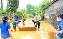 Dầm mưa, lội bùn giúp dân dọn dẹp sau bão lũ