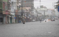 Mưa lớn, nhiều tuyến đường ở phố du lịch Nha Trang chìm trong biển nước