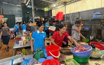 Thắp lửa yêu thương, nấu cơm gửi người dân vùng lũ