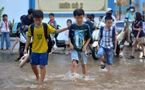 Hà Nội nắng đẹp, học sinh vẫn bì bõm lội nước ra về