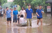 Thanh niên Hà Nội giúp dân sơ tán khỏi vùng lũ lụt