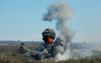 Nhiều mảnh đạn pháo rơi xuống xa lộ, trúng xe hộ tống Phó tổng thống Mỹ