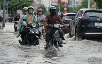 Triều cường dâng cao, đường Trần Xuân Soạn ở TP.HCM lại biến thành sông