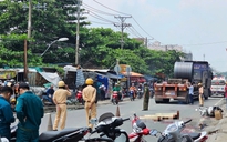 Người nữ chạy xe máy trượt ngã vào gầm xe đầu kéo tử vong