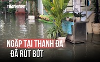 Triều cường ở Thanh Đa rút bớt, người dân vẫn bì bõm lội nước