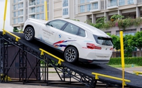 Lái xe số tự động dừng giữa dốc, dùng phanh tay hay phanh chân an toàn hơn?