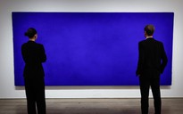 Tranh chỉ một màu xanh bán được 500 tỉ đồng