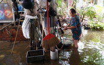 Thanh Đa, Bình Quới vẫn ngập đến trưa 25.10: Người dân bơm nước, đắp bao cát