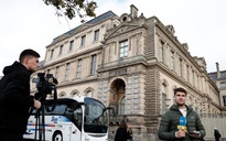 Bắt 2 nghi phạm trong vụ trộm táo tợn tại Bảo tàng Louvre Pháp