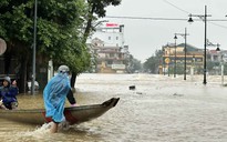 Huế mưa lớn gần 1,7 m trong 24 giờ, quân đội khẩn cấp ứng phó