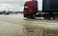 Đà Nẵng cấm đường khi nước lũ tràn qua QL1