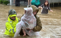 Mưa lũ chia cắt, công an Huế xuyên đêm di dời người dân khỏi vùng ngập