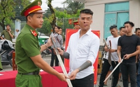 Đồng Nai: Thanh niên xếp hàng giao nộp vũ khí