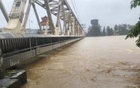 Đưa đoàn tàu chở gần 700 tấn đá, ngăn lũ cuốn cầu đường sắt trên sông Hương