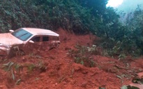 Đà Nẵng: Ô tô 7 chỗ bị đất đá vùi lấp trên đường Hồ Chí Minh