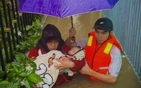 Giữa lũ lịch sử ở Huế, những tấm lòng thiện nguyện lăn xả giúp dân