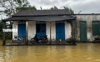 Hàng trăm hộ dân Huế bị cô lập giữa lũ: Quân đội, đoàn viên vượt nước dữ mang quà cứu trợ