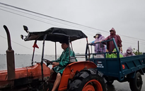 Người đàn ông biến máy cày thành 'xe cứu hộ' nghĩa tình giữa vùng lũ Quảng Trị