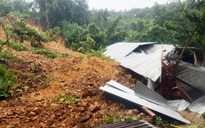 'Nhà tôi bị vùi lấp rồi' - người đàn ông đi xuyên rừng giúp dân nghẹn ngào giữa tâm lũ