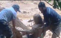 Đà Nẵng: Thêm một vụ sạt lở núi nghiêm trọng vùi lấp người điều khiển xe múc