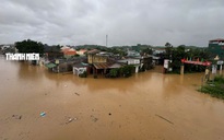 Nước lũ bao vây nhiều khu dân cư ở Quảng Ngãi
