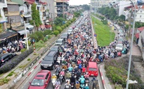 Dân bị 'đánh úp' khi sửa cầu Long Biên, giao thông hỗn loạn