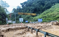 Tiếp tục sạt lở 4 điểm trên đèo Lò Xo, một xe múc bị mắc kẹt