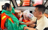 'Cảm ơn các anh đã đến với mẹ con em!' - lời tri ân giữa rốn lũ Đà Nẵng