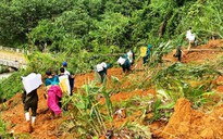 Đà Nẵng: Vượt hàng chục điểm sạt lở, gùi hàng tiếp tế người dân bị cô lập